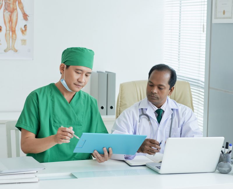 Doi doctori care se uita la analizele unui pacient